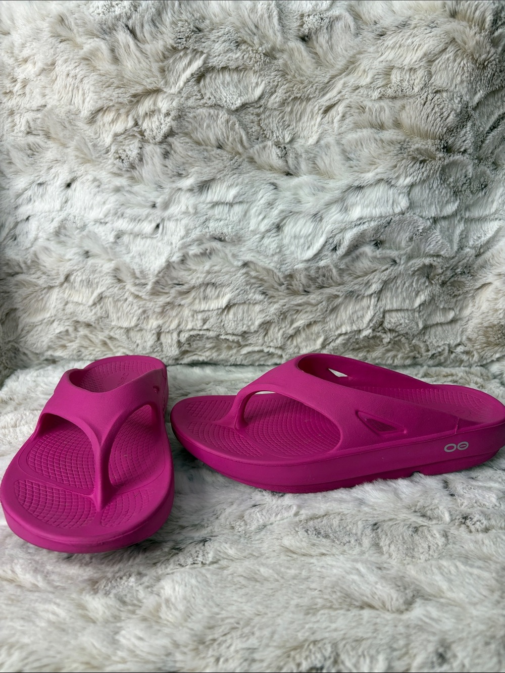 OOFOS Women's Bright Magenta Recovery Sandals with Arch Support. Size 7